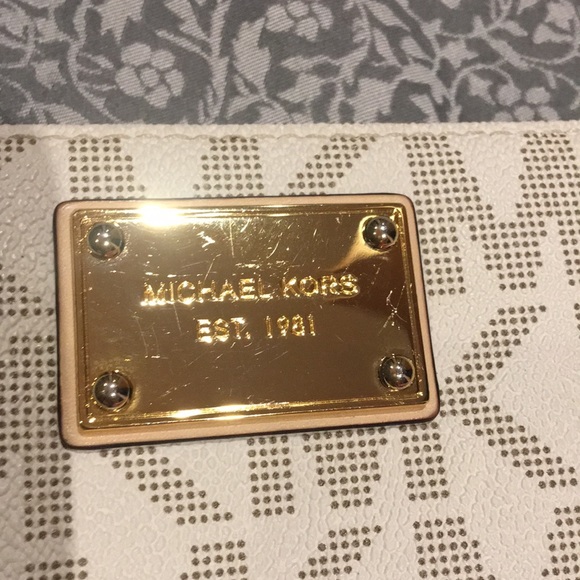 Michael Kors Jetset Vanilla Travel Wallet - Picture 3 of 7